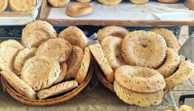 Özbekistan'da iftar sofralarının vazgeçilmezi 'patır ekmeği'